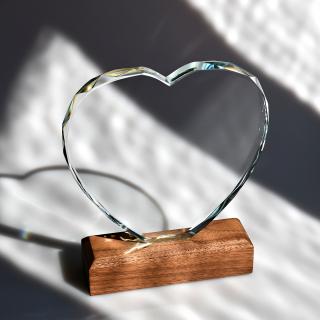 Plaketa srdce s dřevěným podstavcem (Skleněná plaketa srdce 150x160 mm)