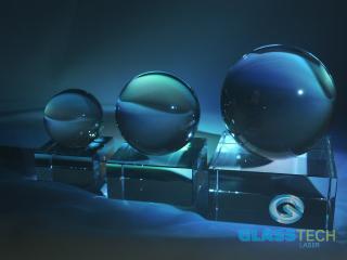 Sada skleněných trofejí - křišťálové koule na podstavcích (Křišťálové koule 100, 80 a 60 mm na skleněných podstavcích)