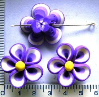 FIMO, fialová kytička, 26mm, 1ks (FIMO korálky, cena je uvedena za 1ks.)