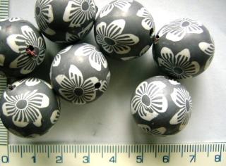 FIMO, šedá kulička s kytičkami, 20mm, 1ks (FIMO korálky, cena je uvedena za 1ks.)