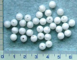 Skleněné korálky,mačkané, bílá kulička, 7mm,cca 47ks-20g (Cena je uvedena za 20 gramů.)