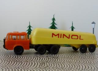 Nákladní automobil TATRA 81366 cisterna MINOL