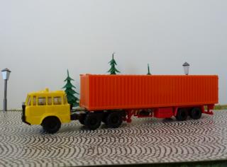 Nákladní automobil TATRA 81366 kontejner v krabičce