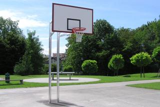 Extra stabilní konstrukce, přesah 1,65m (Basketbalový koš s dvěmi sloupky pro vysokou stabilitu )