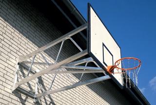 Konstrukce na zeď, přesah 1,65m  (Masivní basketbalová konstrukce )
