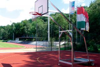 Mobilní basketbalová konstrukce  (Pojízdná konstrukce s basketbalovým košem pro víceúčelová hřiště)