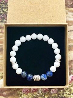 Buddhistický náramek s minerály  Jadeit bílý a Lapis Lazuli (Uklidnění, hluboký vnitřní klid, meditace, odbourání stresu, dodává odvahu, sebepoznání.)