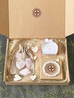Kouzelný dárkový box - LÁSKA - náramek z minerálů, přírodní mýdlo, energizující set krystalů RŮŽENÍN, dřevěná srdíčka. (Láska, něha, ochrana.)