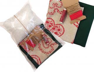 Sada na výrobu - šití srdíček 17  Vánoční  - Červená srdíčka na béžové + tmavě zelená plsť + Camilla červená + nit červená