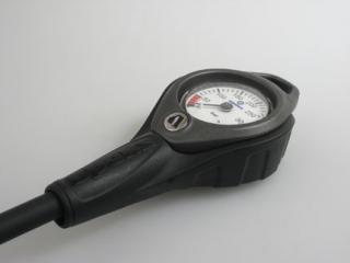 Manometr Apeks 360 bar (vodotěsný tlakoměr s hadicí)