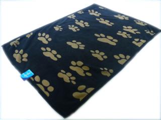 Deka pro psy s tlapkami - 100x70 cm (Černá deka s pravidelným vzorem psích tlapek nabízí ideální prostor pro velká plemena psů. Velkorysé rozměry poskytují dost místa a deka je natolik měkká a pohodlná, že zaručuje i komfort.)