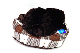 Hnědobéžový pelíšek pro psa - 45x40 cm (Malý hnědo-béžový pelíšek pro psy vyniká svou pohodlností i příjemným vzhledem. Hodí se pro malá plemena, která potřebují pocit tepla a bezpečí.)