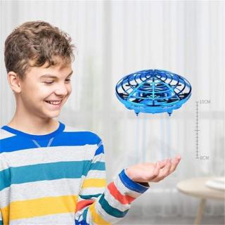 LÉTAJÍCÍ UFO DRON (Futuristický létající UFO dron Technologicky vyspělý létající dron UFO vypadá, jako by přišel z vesmíru.Disk se zabudovaným čidlem nabízí možnost ovládat jeho let pomocí dlaně. Děti mohou rukou určovat výšku letu a disk se i vrátí. )