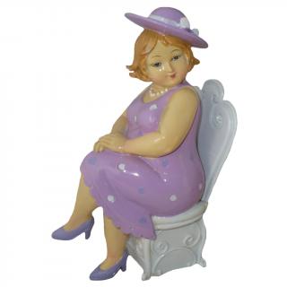 Dáma na židli 01 (Dekorační figurka- dáma na židli ve fialových šatech a botech s puntíky. Rozměr 17 x 8, 5 cm.)