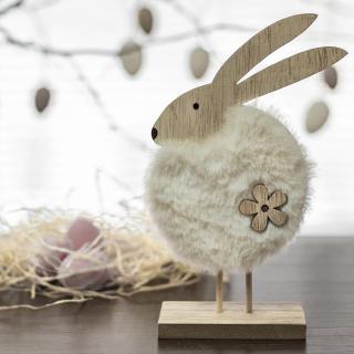 Zajíček dřevěný s bílou kožešinou a kytičkou menší (Dřevěná figurka zajíce na postavení. )