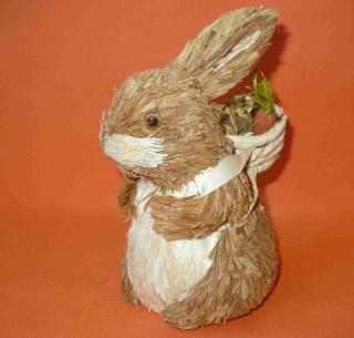 Zajíček slaměný s nůší (Zajíc, slaměná figurka na postavení s nůší na zádech. Rozměr 17,5 x 9 cm.)