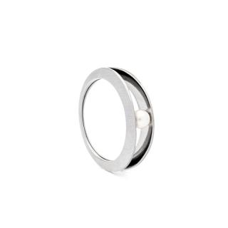 Ocelový zásnubní prsten s perlou od Kláry Šípkové 45