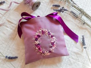 Luxusní levandulový polštářek vzor/barva: fialový věneček/fialový podklad