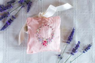 Luxusní levandulový polštářek vzor/barva: kytice/růžový podklad