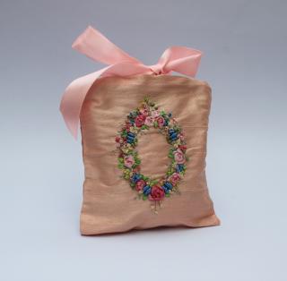 Luxusní levandulový polštářek vzor/barva: ornament/růžový podklad