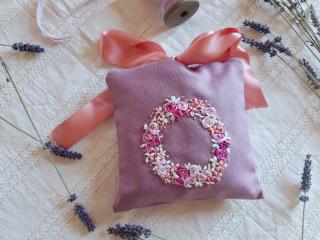 Luxusní levandulový polštářek vzor/barva: růžový věneček/fialový podklad