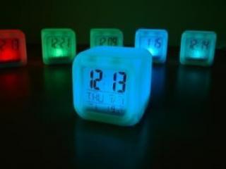 Hodiny Teploměr Svítící LED budík Chameleon 7 barev + dárek MAXY 1ks 1609