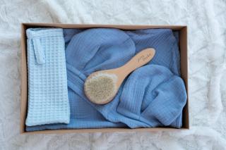„Jsem láska“ modrý set – kojenecký dřevěný kartáč na vlásky, osuška a žínka