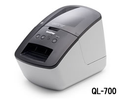 QL-700 (Tiskárna na papírové samolepící štítky nebo filmové role s automatickým odstřihem a integrovaným softwarem pro návrh štítků)