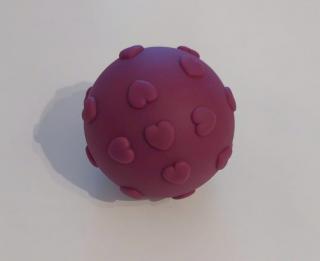 Latexový míč pro psy Barva: fialový se srdíčky