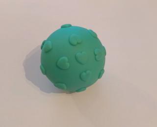 Latexový míč pro psy Barva: zelený se srdíčky