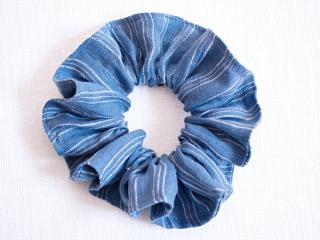 Lněná gumička Scrunchie modrý proužek 4 cm