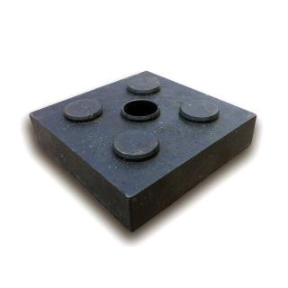Černá plastová podkládací kostka  4 čepy + otvor  FLOMA RePVC - 23,8 x 23,8 x 5,3 cm