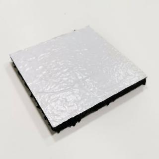 Gumová podložka s ALU folií pod konstrukci fotovoltaické elektrárny na střechu s hydroizolací z PVC fólie FLOMA UniPad ALU - 10 x 10 x 1 cm