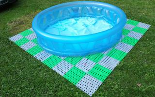 Šedo-zelená plastová ochranná tlumící podložka pod bazén, vířivku AvaTile AT-STD - 528 x 528 x 1,6 cm