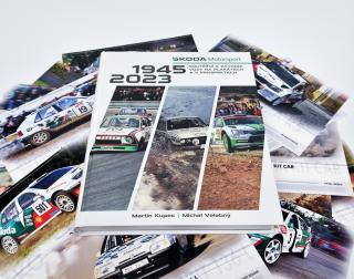 ŠKODA MOTORSPORT - soutěžní a závodní vozy na plakátech a v prospektech + DÁREK (+ SADA 15 PODPISOVÝCH KARET ŠKODA 2023)