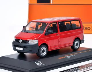 Volkswagen T5 (2003) red IXO 1:43