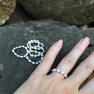 Prsten s bílými perlami PA80102 Velikost prstenu: L (vel. 59-61)