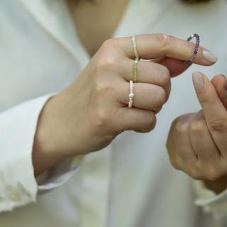 Prsten s bílými perlami PA80104 Velikost prstenu: S (vel. 52 - 55)