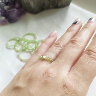 Prsten s olivínem a bílou perlou z minerálů PA80006 Velikost prstenu: M (vel. 55 - 58)