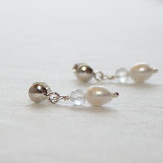 Stříbrné perlové náušnice pecky s bílými perlami a broušeným křišťálem CRYSTAL CK75003