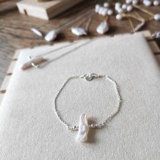 Stříbrný náramek s bílou barokní, biwa perlou KE15361 Materiál: Zlacené stříbro 925/1000