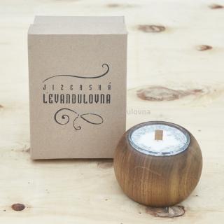 Levandulová svíčka v dřevěném svícnu
