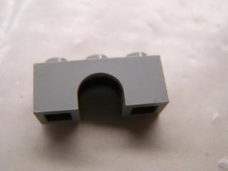 Lego Brick Oblouk 1 × 3 světle šedá