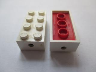 Lego Brick upravené 2 × 4 s držákem na kola neprůhledná (starý typ) bílá
