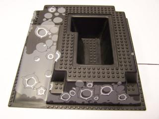 Lego Deska baseplate tvarovaná 32 × 32 kráter s rampou a dírou černá
