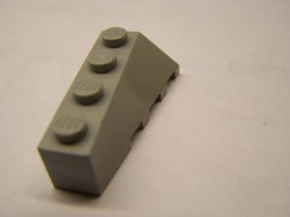 Lego Klín 2 × 4 šikmý levý světle šedá