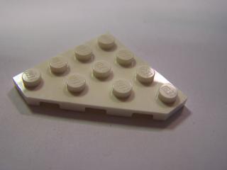 Lego Klín placatý 4 × 4 zkosený roh bílá