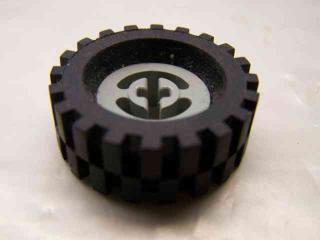 Lego Kolo otvor v nápravě pro křížovou tyč pneumatika 30 × 10,5 světle šedá