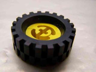 Lego Kolo otvor v nápravě pro křížovou tyč pneumatika 30 × 10,5 žlutá