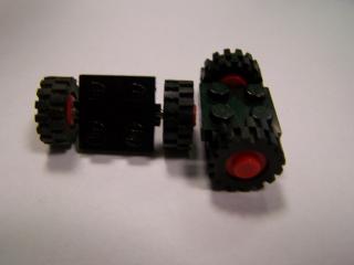 Lego Kolo placaté upravené 2 × 2 černá pneumatika malá červe kolo terenní černá